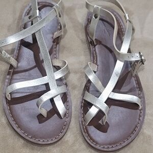 Universal Thread Gold Sandals Flat Sole